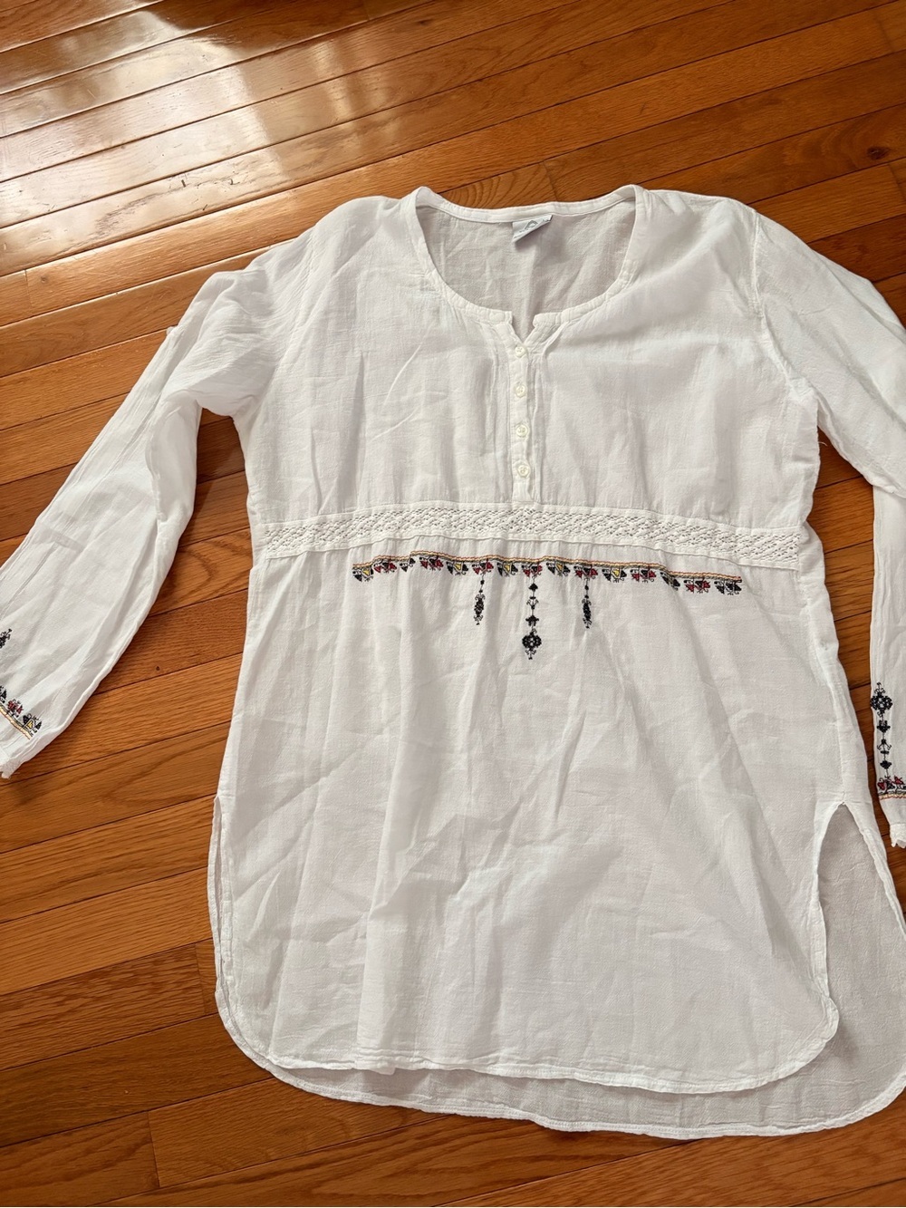 Women’s White Embroidered Peasant Tunic Top